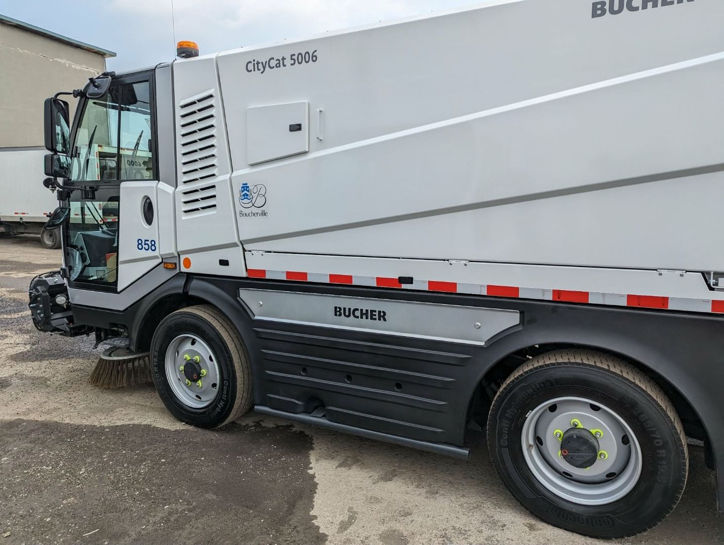 Bucher CityCat 5006 — side profile after full commercial detail