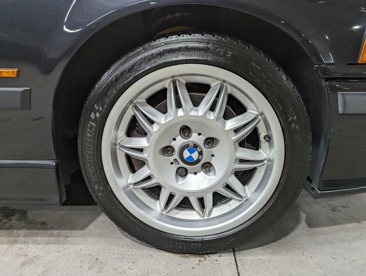 BMW M3 E36 — clean wheel after exterior detail