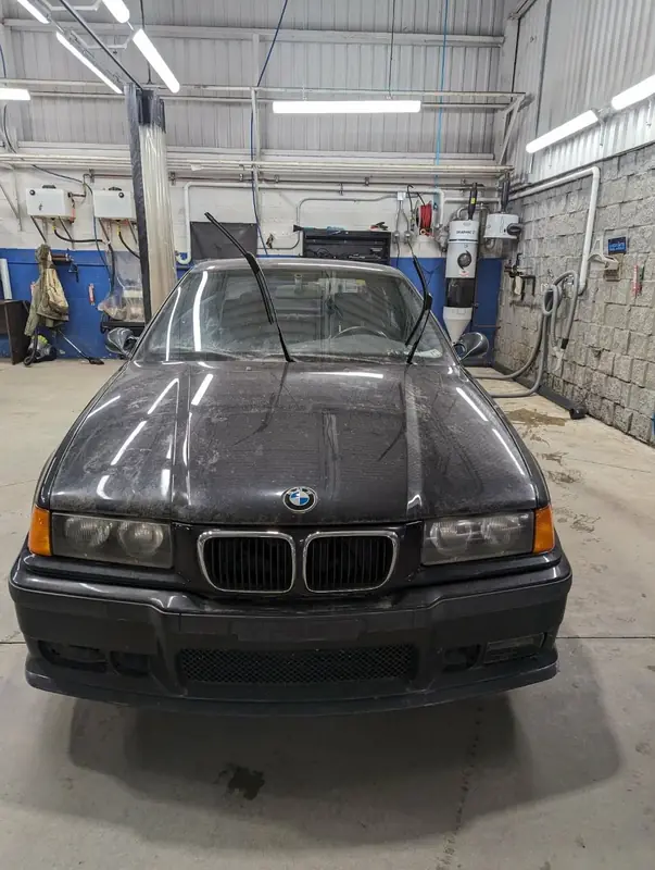 BMW M3 E36 — front dusty before exterior detail